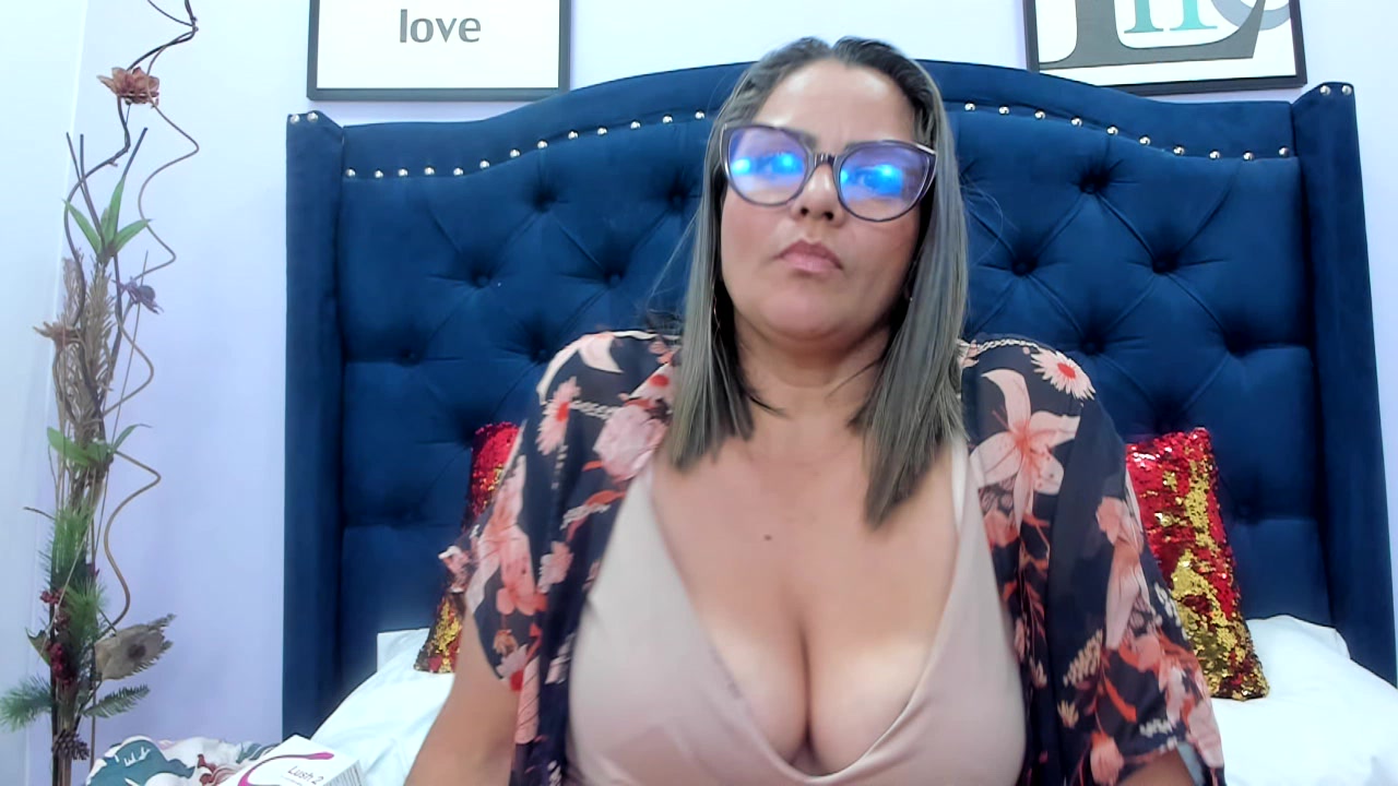 Model - Sharon bigtits