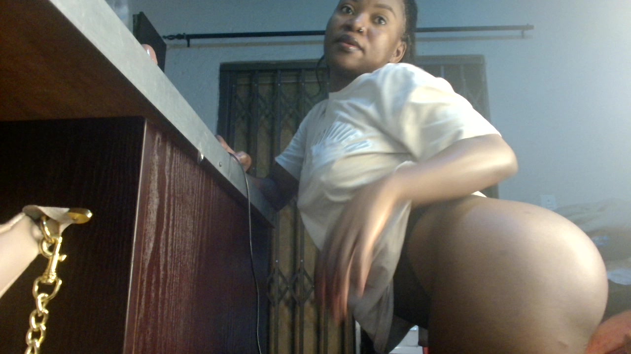 Model - Itumeleng Palesa Petunia hairy