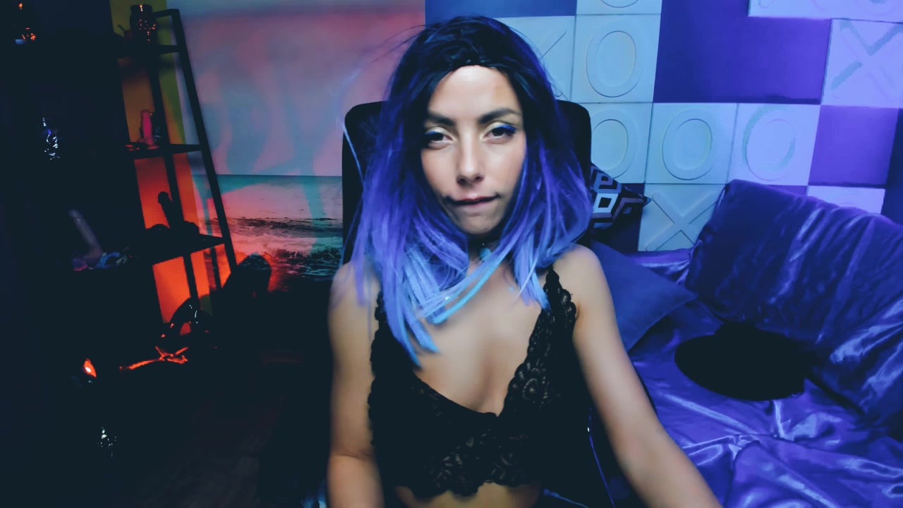 Model - EvilinTwin striptease
