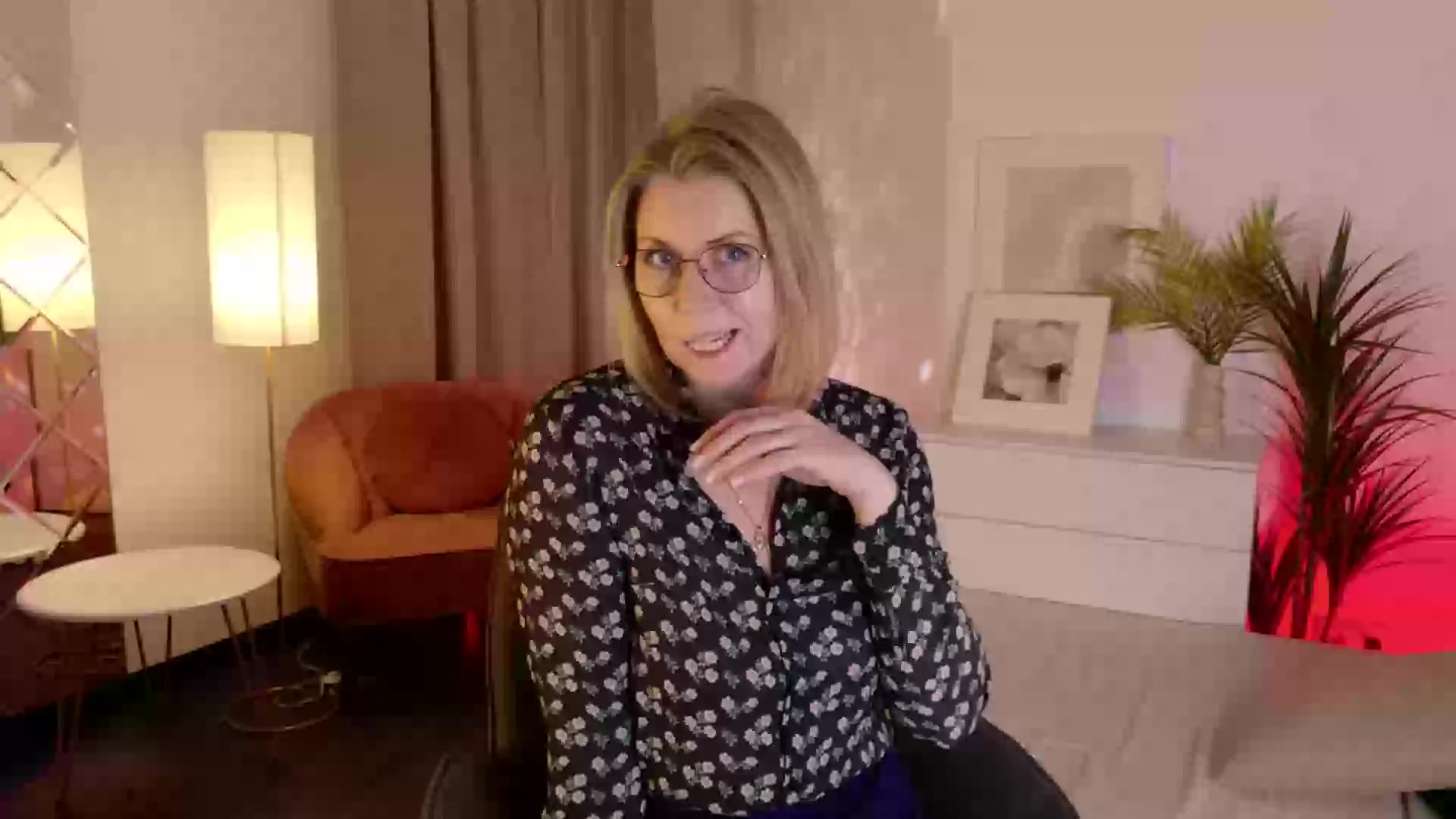 Model - Annie bigboobs