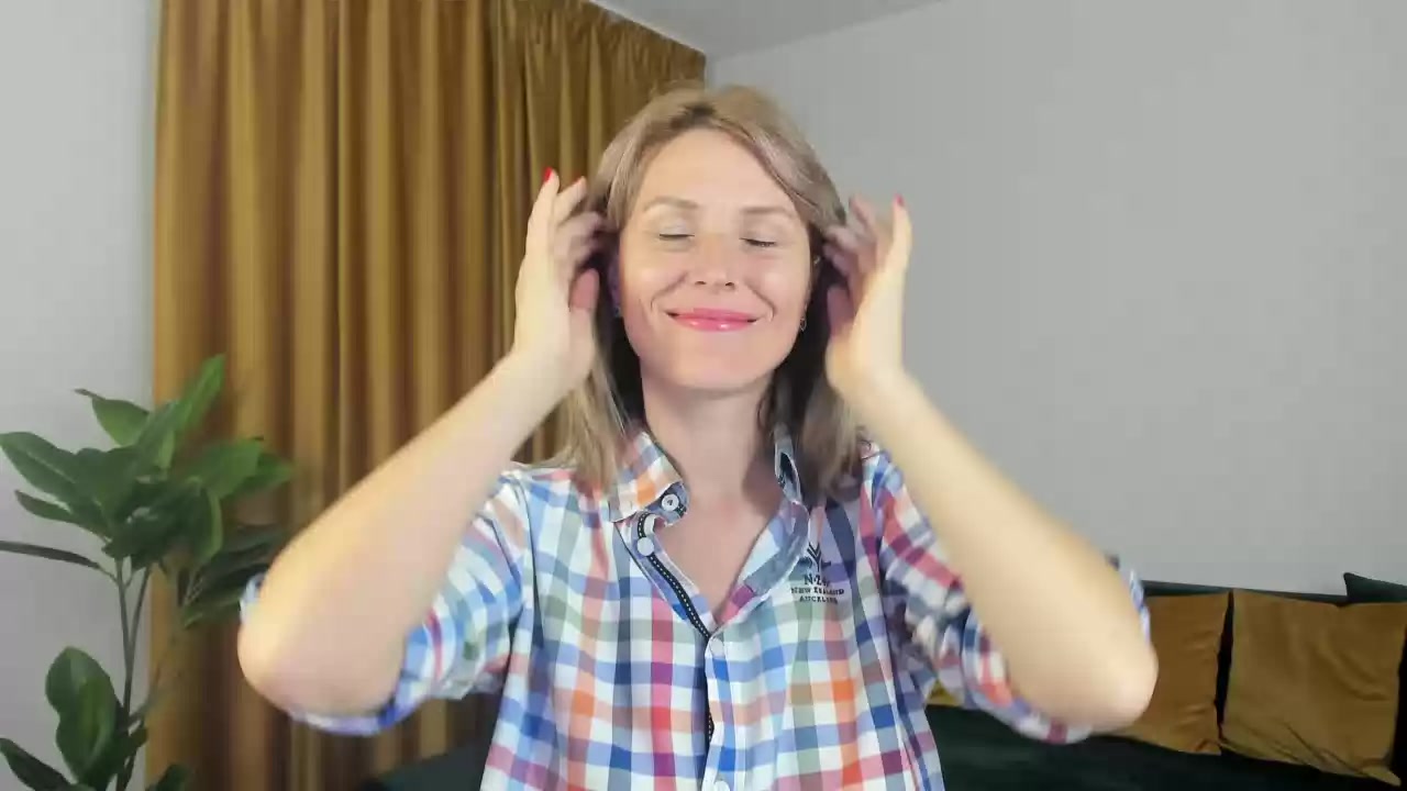 Model - Nicole Rivas Hot