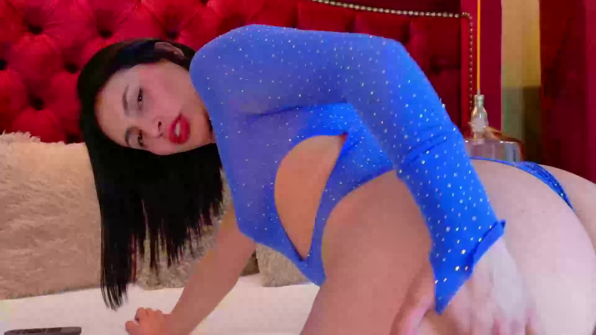 Model - Zara Gold curvy