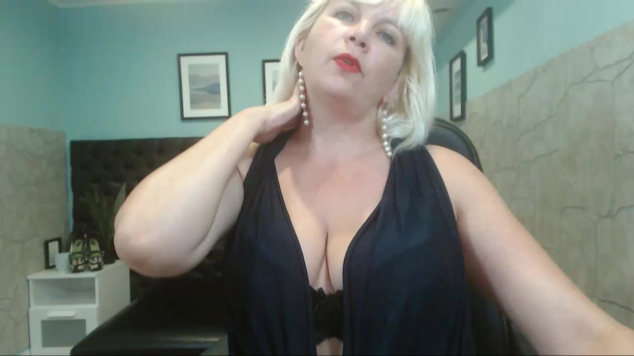 Model - NancyPeach striptease