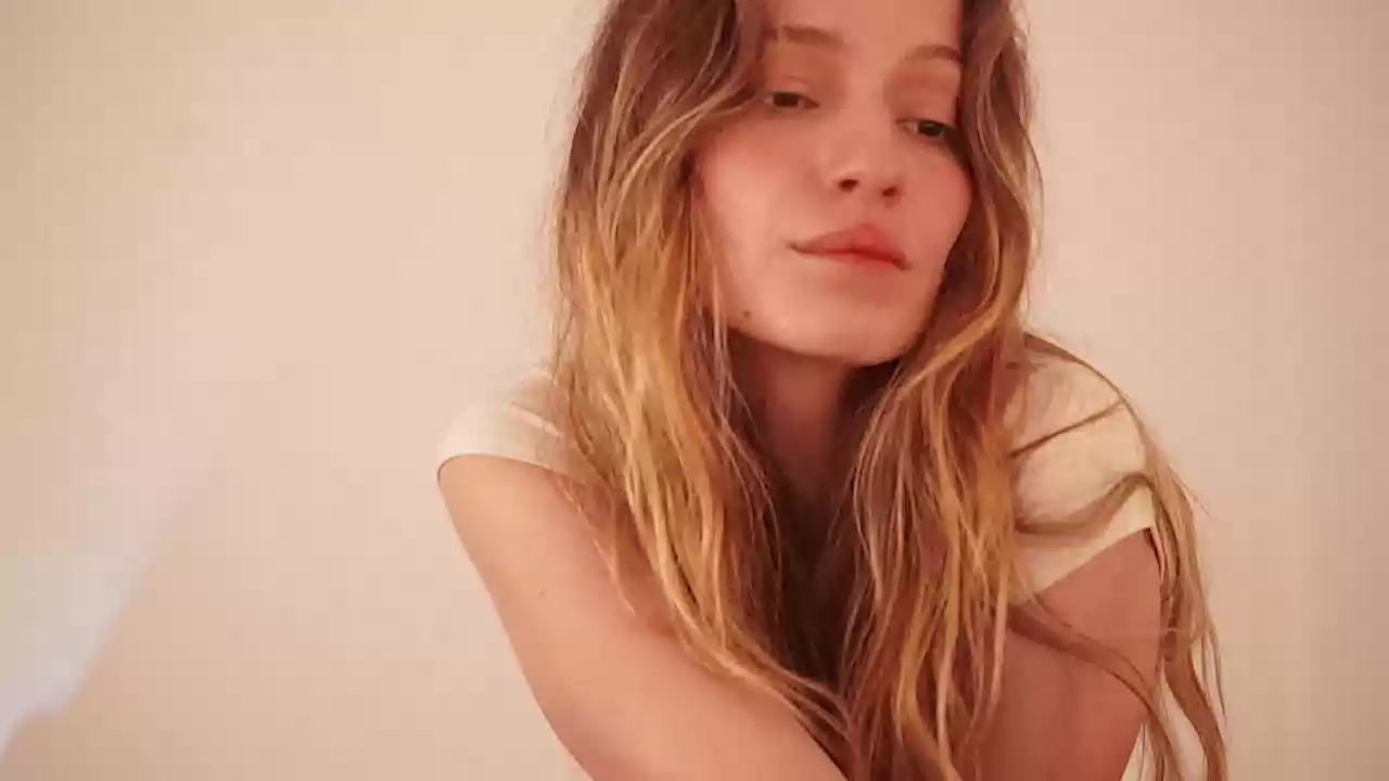 Model - StephanyTalks striptease