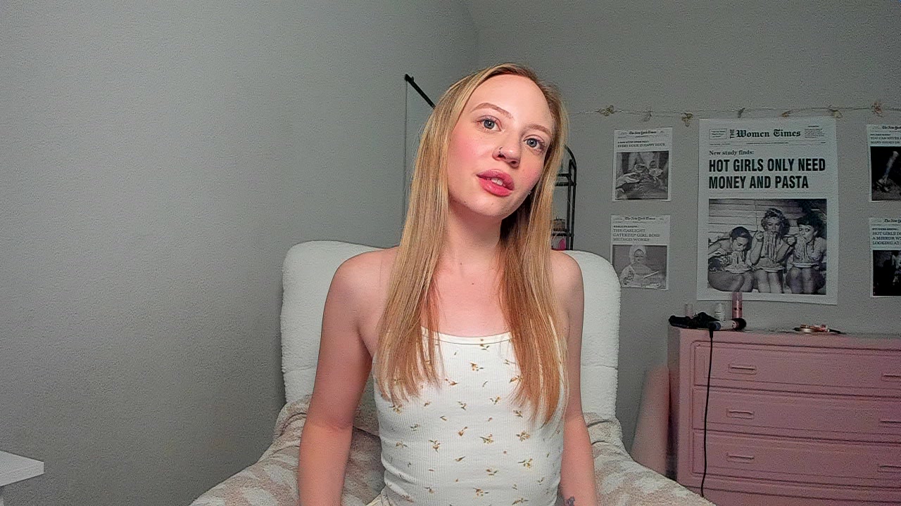 Model - Lili Turner joi