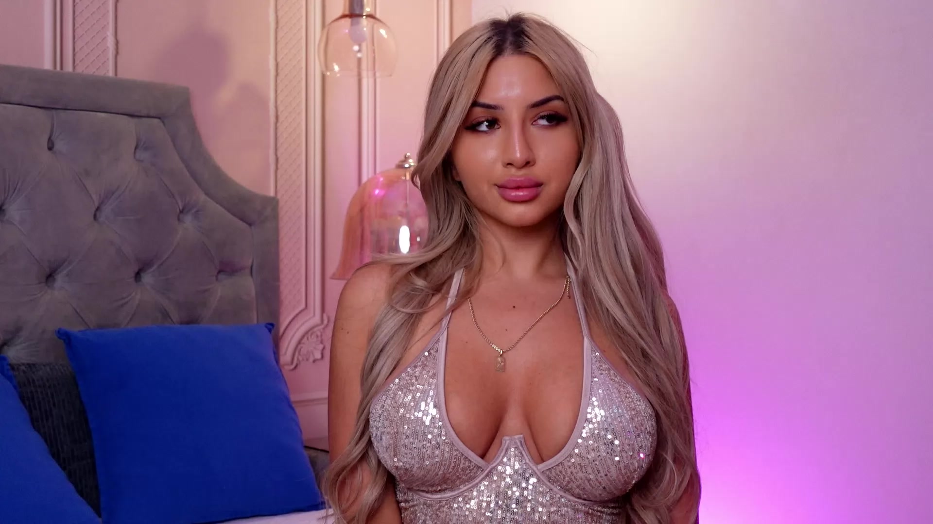 Model - NadiaNix ass