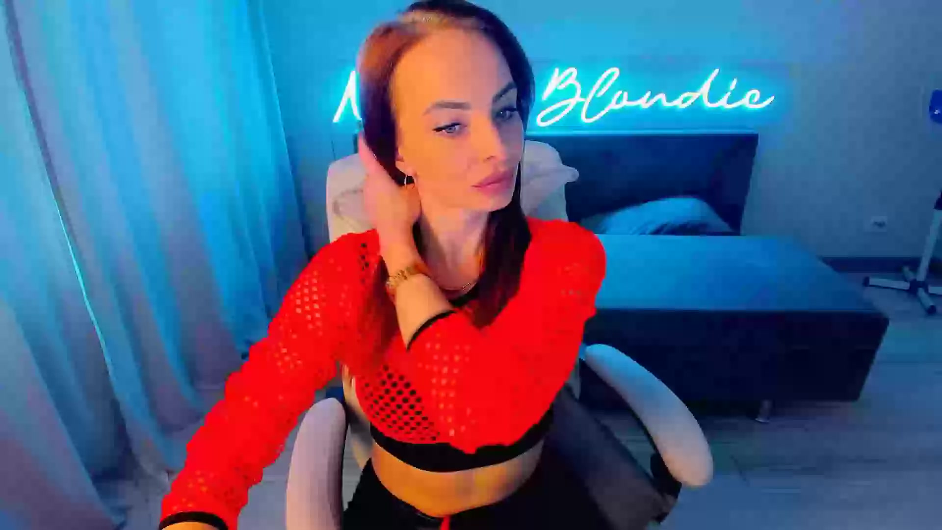 Model - Nikkie bigtits