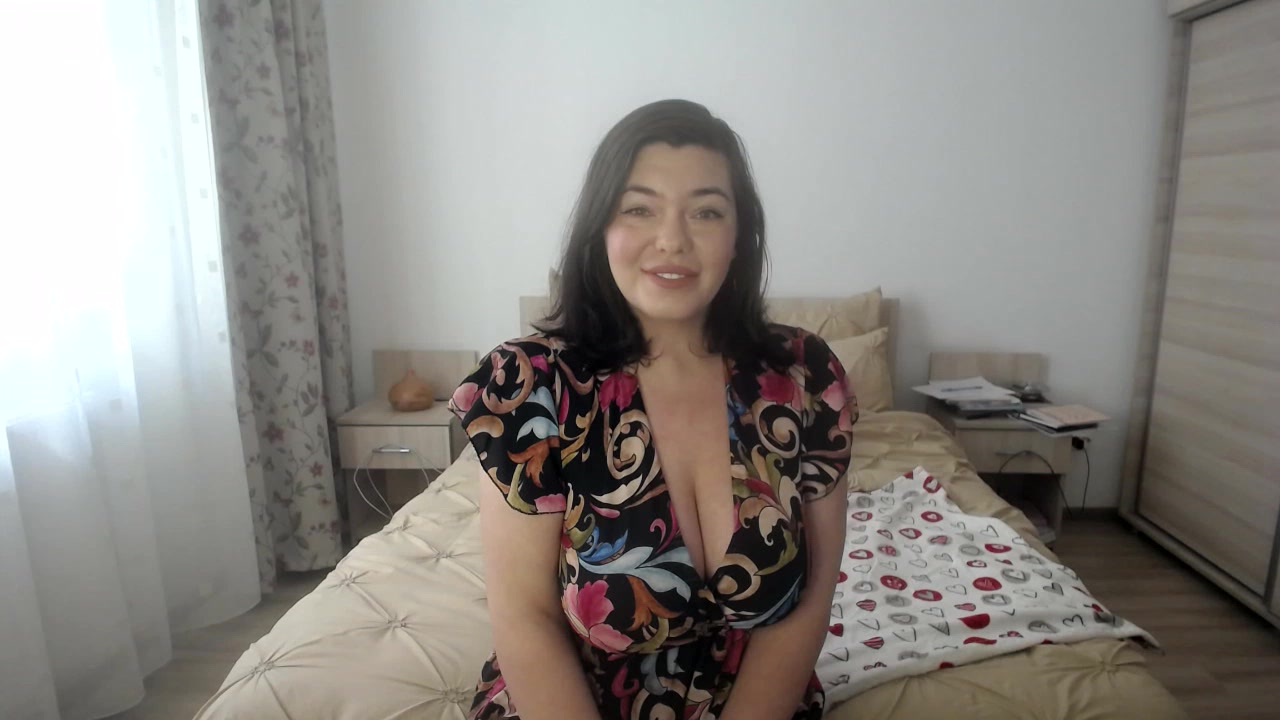 Model - Iris Lush brunette