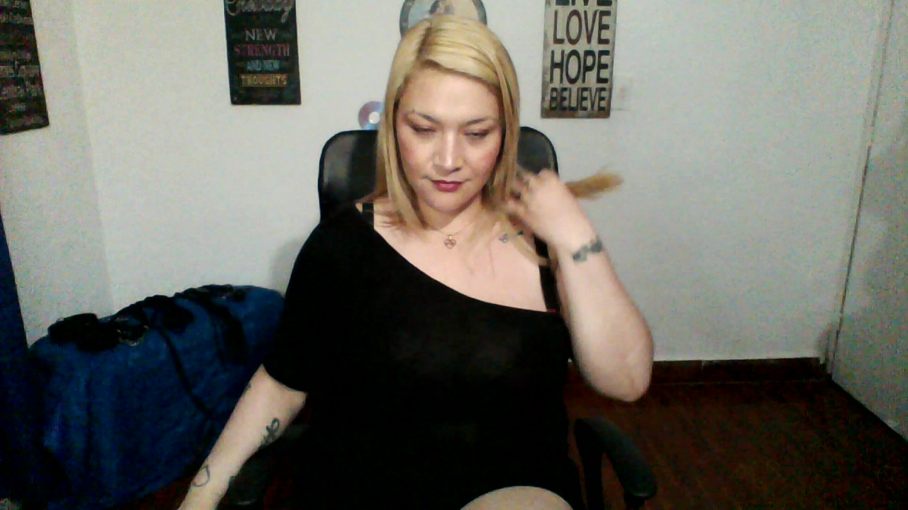 Model - mariana_wet squirt