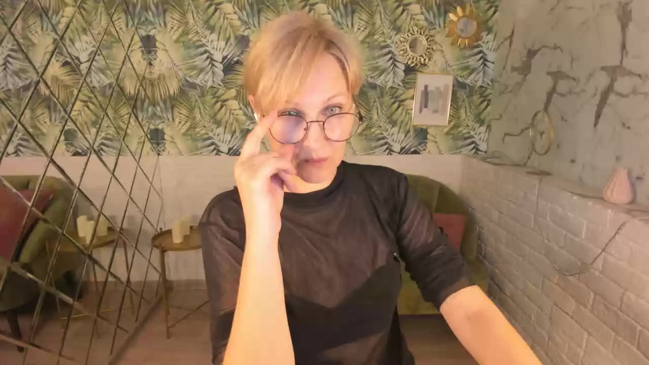 Model - Paris Beautiful deepthroat