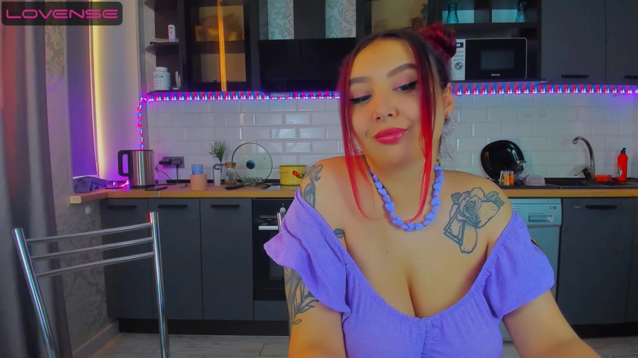 Model - Nicole Fancy curvy