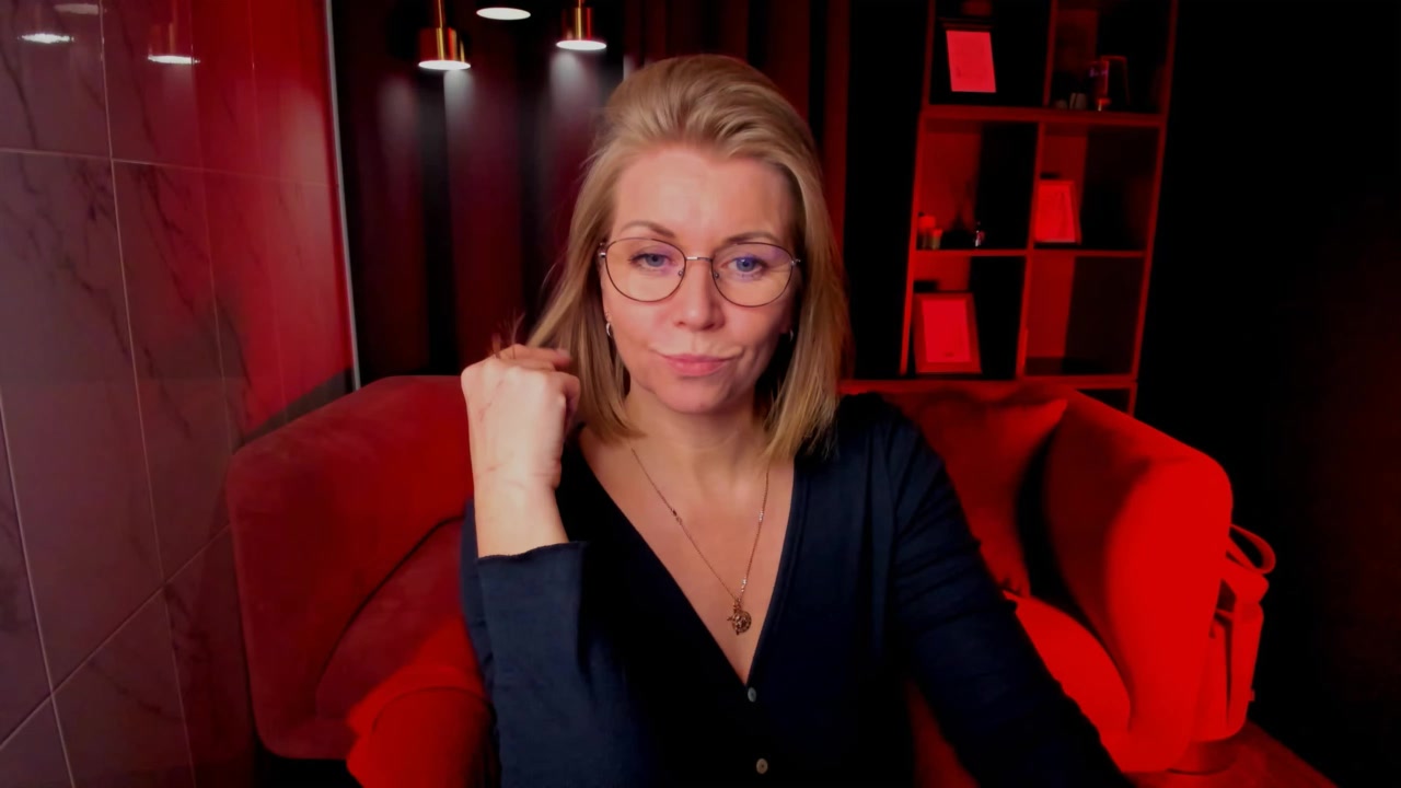 Model - Annie bigboobs