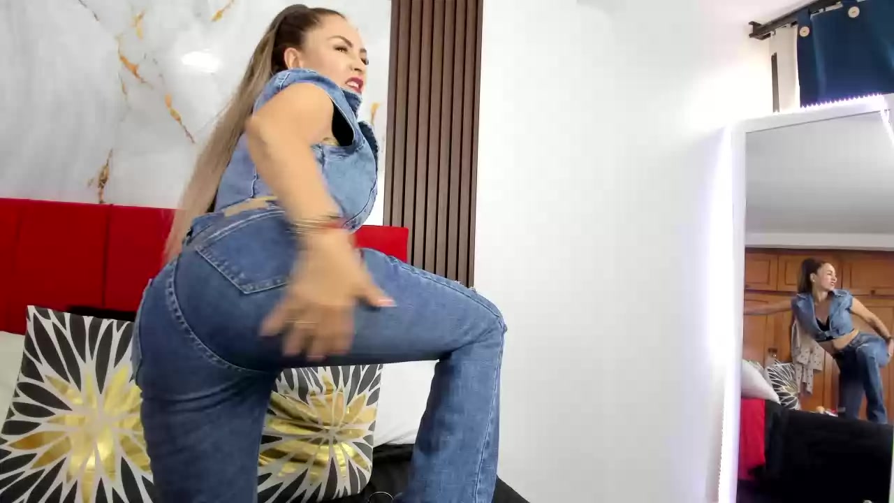 Model - ema garcia anal