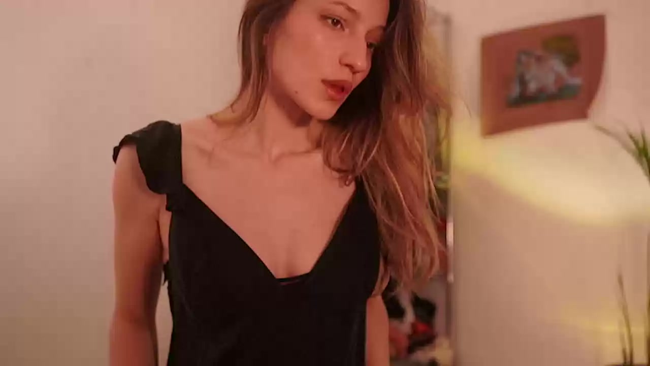 Model - StephanyTalks striptease