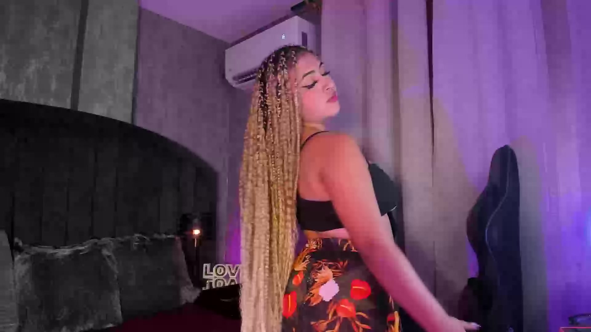 Model - LuisaCameron bigtits