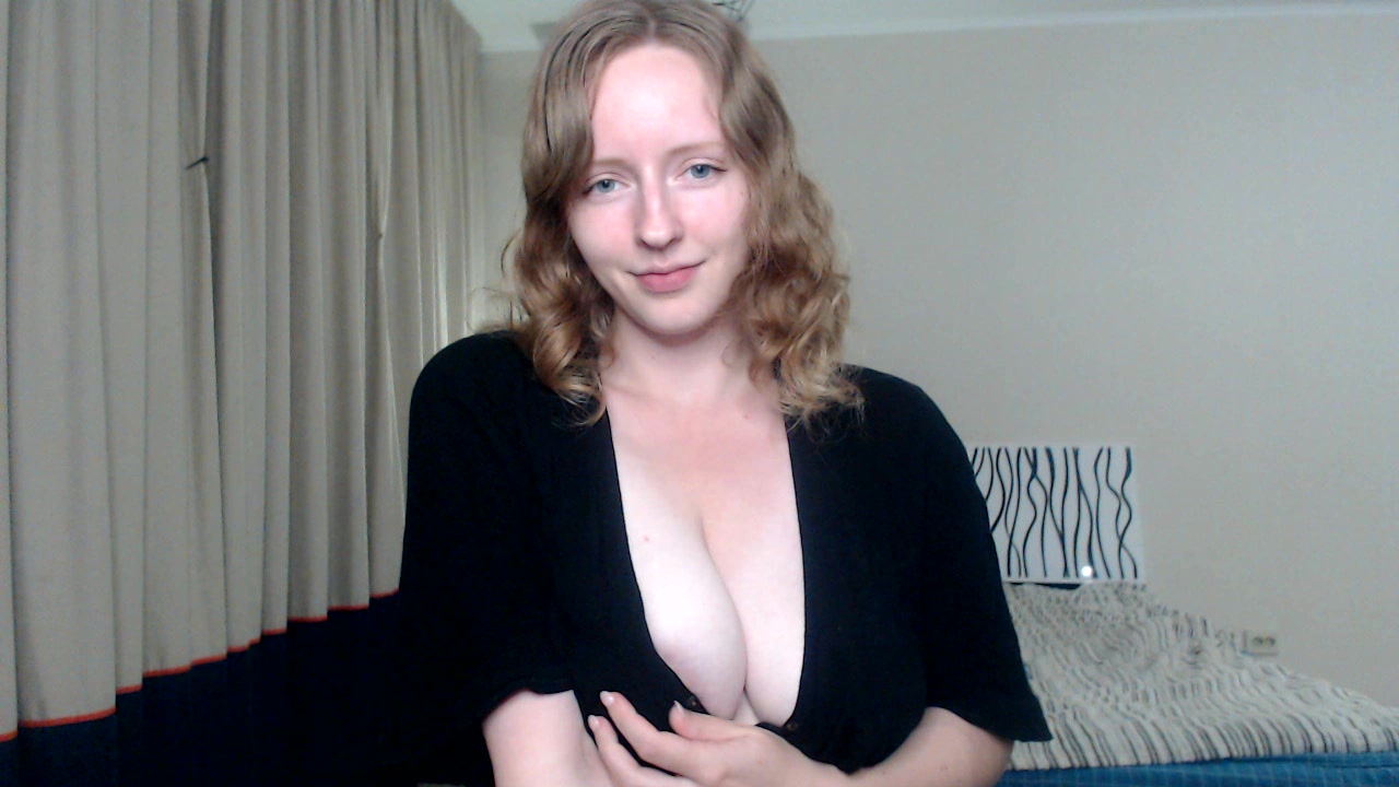 Model - Emily - British - SHAVED Innie Pussy - Curvy curvy