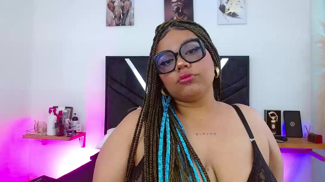 Model - Alahia Frequency bigtits