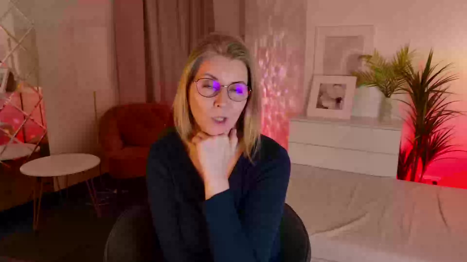 Model - Annie bigboobs