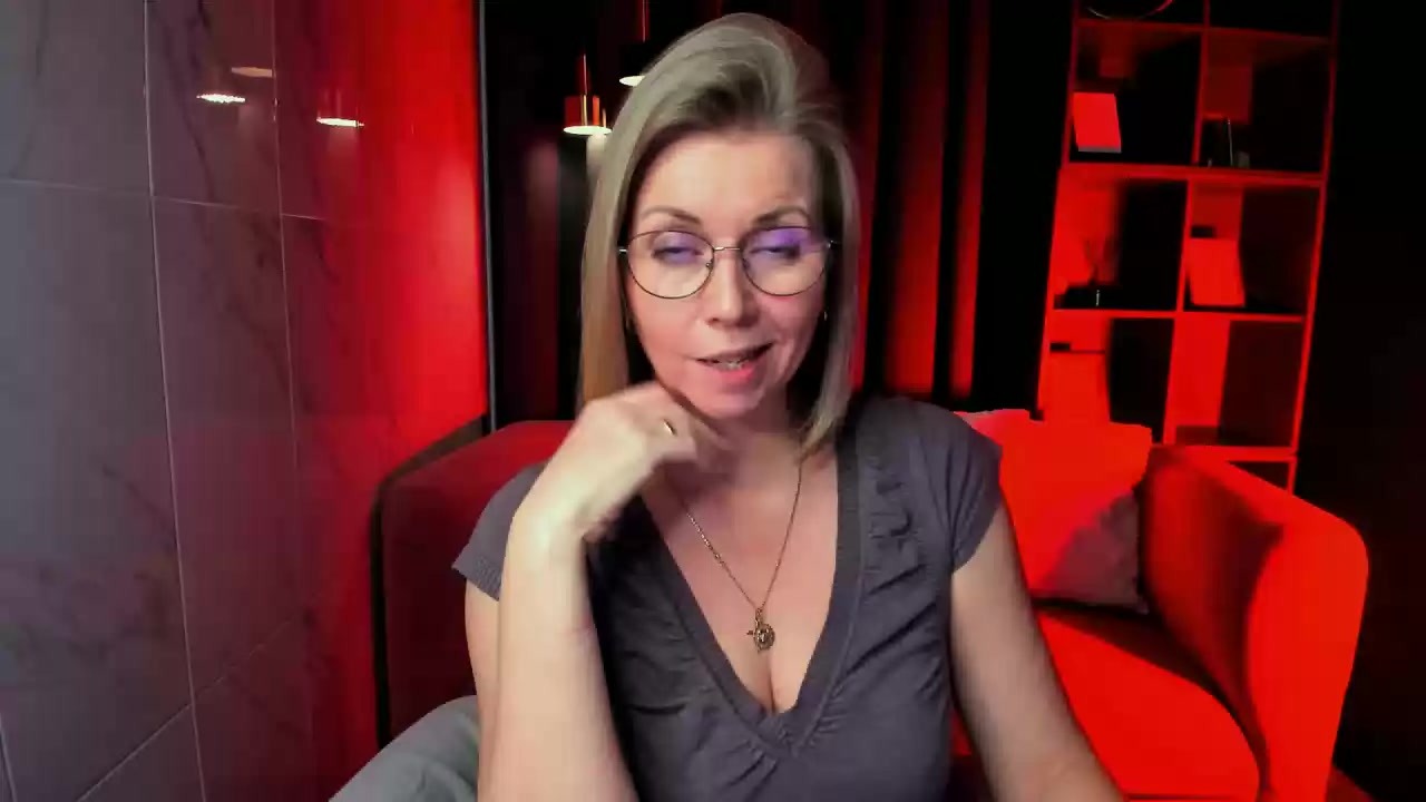 Model - Annie bigboobs