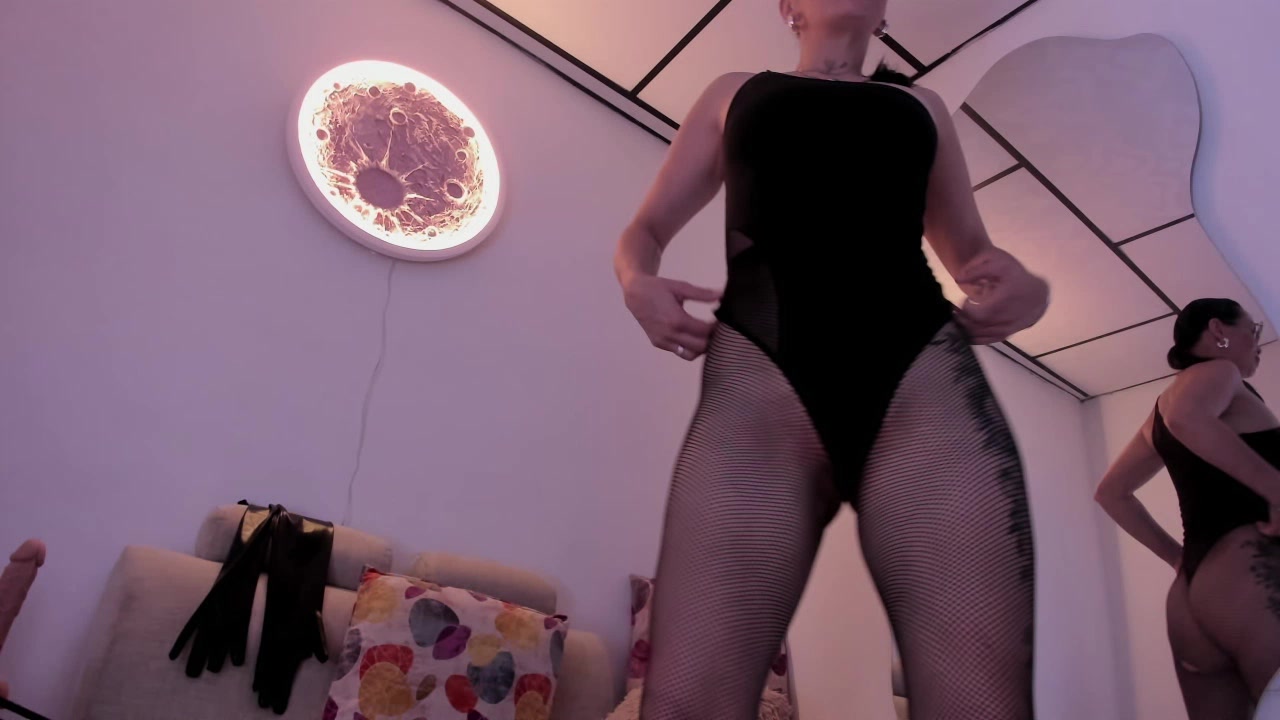 Model - Ela swift heels