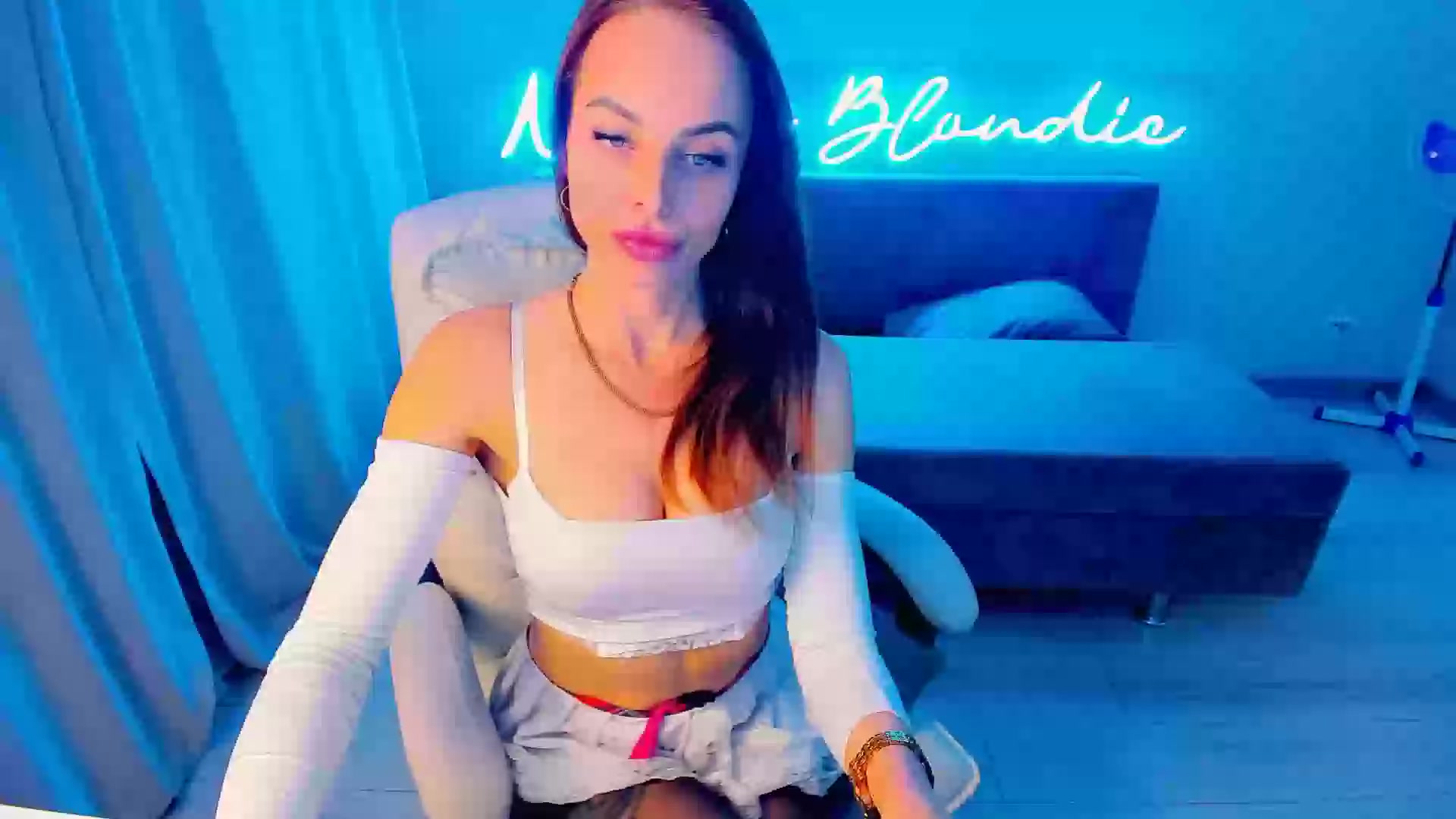 Model - Nikkie bigtits