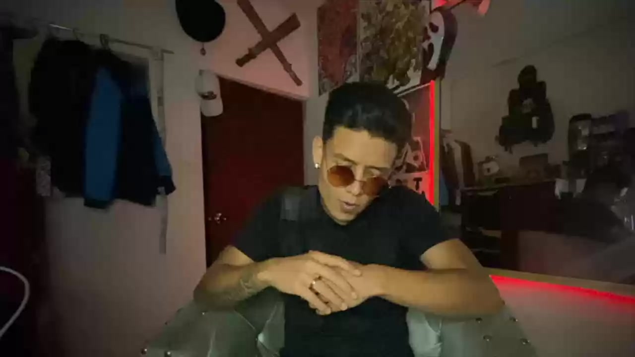 Model - BilyGrey striptease