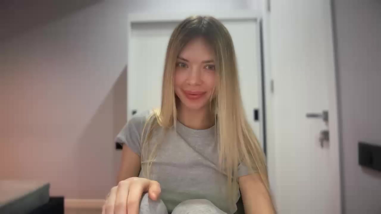 Model - Agatha Blonde