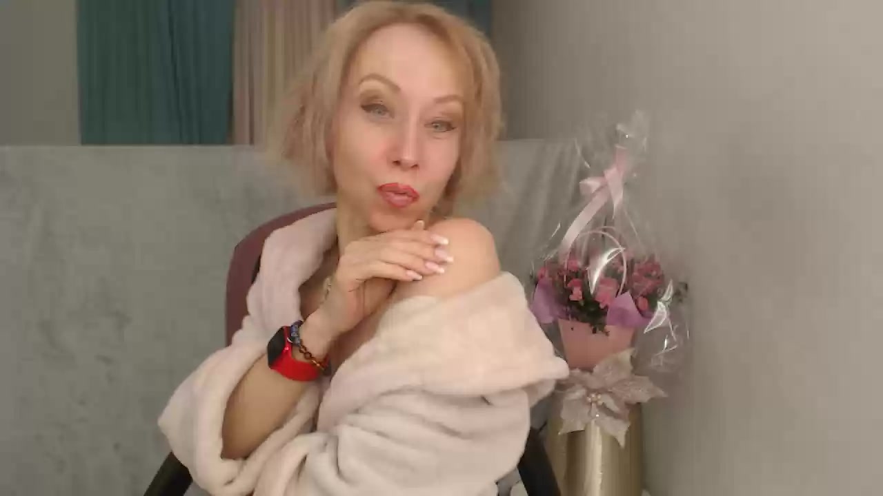 Model - LuxuryKiss anal