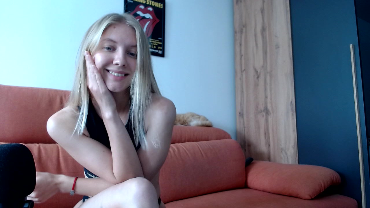 Model - Amelia Torres petite