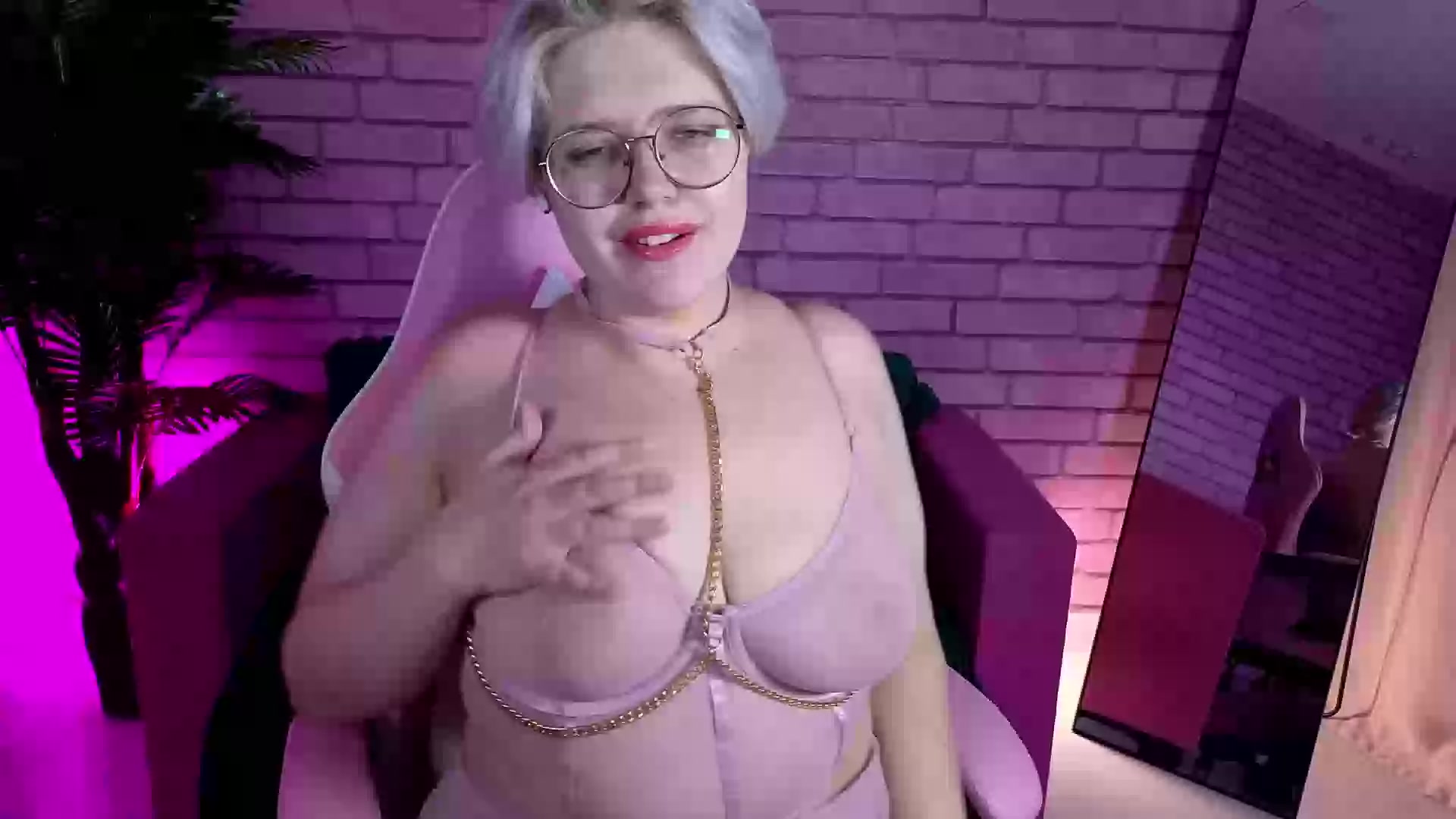 Model - Monica deepthroat