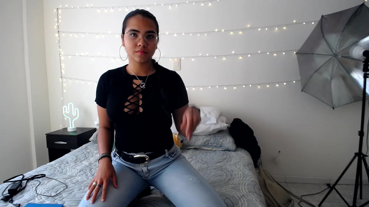 Model - Mia Peyton bigtits