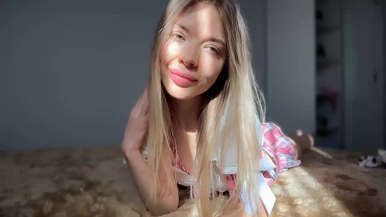 Model - Agatha Blonde